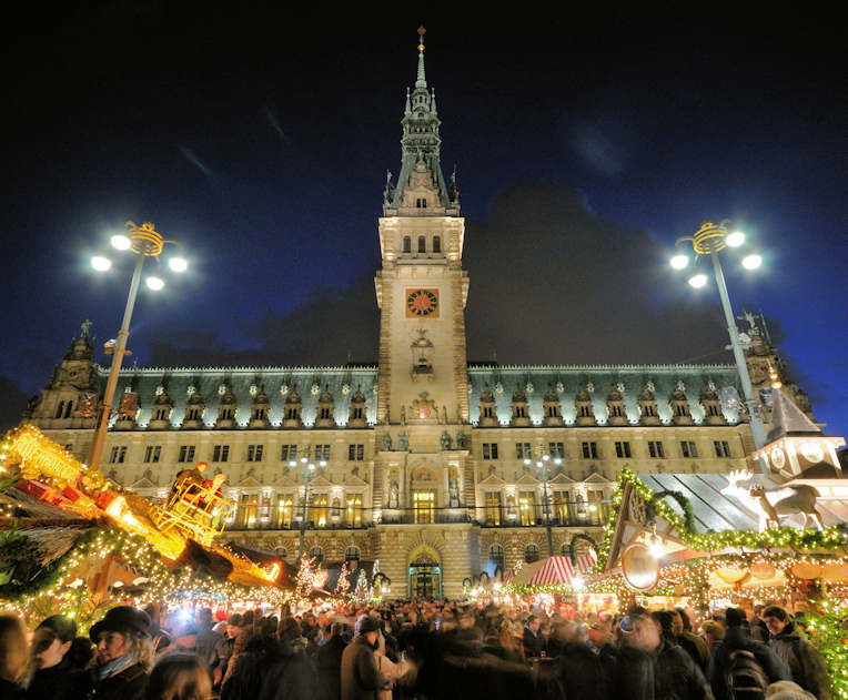 0481_1332 Weihnachtsmarkt vor dem Rathaus Hamburg - Nachtaufnahme, Weihnachtsstimmung. | Adventszeit - Weihnachtsmarkt in Hamburg - VOL.1